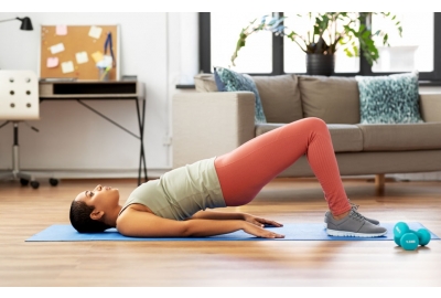 woman pushing pelvis up exercising